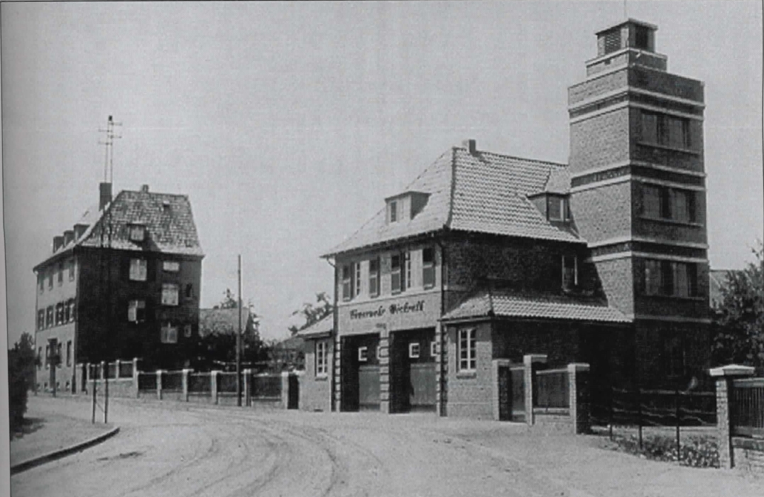 Historische Aufnahme des Feuerwehrgebäudes in Wickrath mit Übungsturm